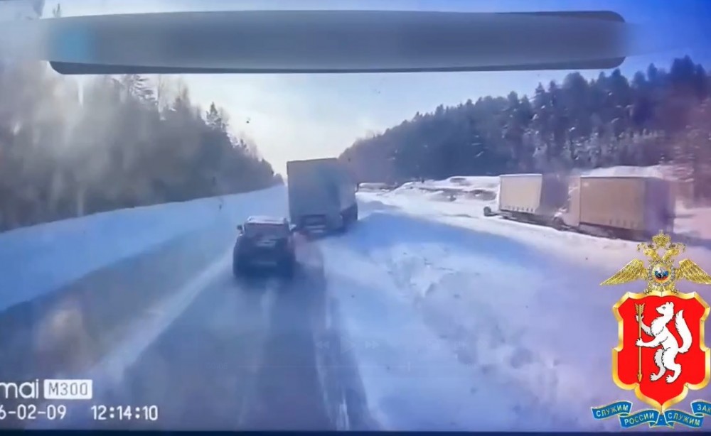 КамАЗ на полном ходу влетел в фургон, который не включил поворотник: видео из кабины