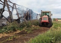 В пригороде Нижнего Тагила сгорел склад с зерном (фото)