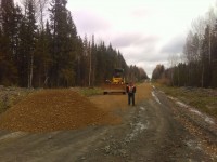 «Президентскую» дорогу в Серебрянку снова ремонтируют. В прошлом году на нее было потрачено 250 млн рублей