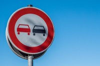 Мужчина обогнал патрульный автомобиль под знак, за что лишился прав