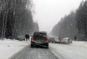 На Серовской трассе из-за снегопада столкнулись более 20 автомобилей, движение парализовано (фото, видео)