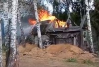 Сгорел дом у моста через Тагильский пруд (видео)