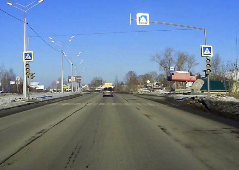 После наезда на школьниц на Черноисточинском шоссе перед пешеходным переходом установили светофор (фото)
