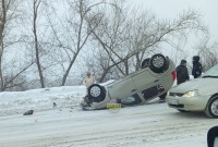 «Выбросило из колеи»: легковушка перевернулась на крышу в Тагиле (видео)