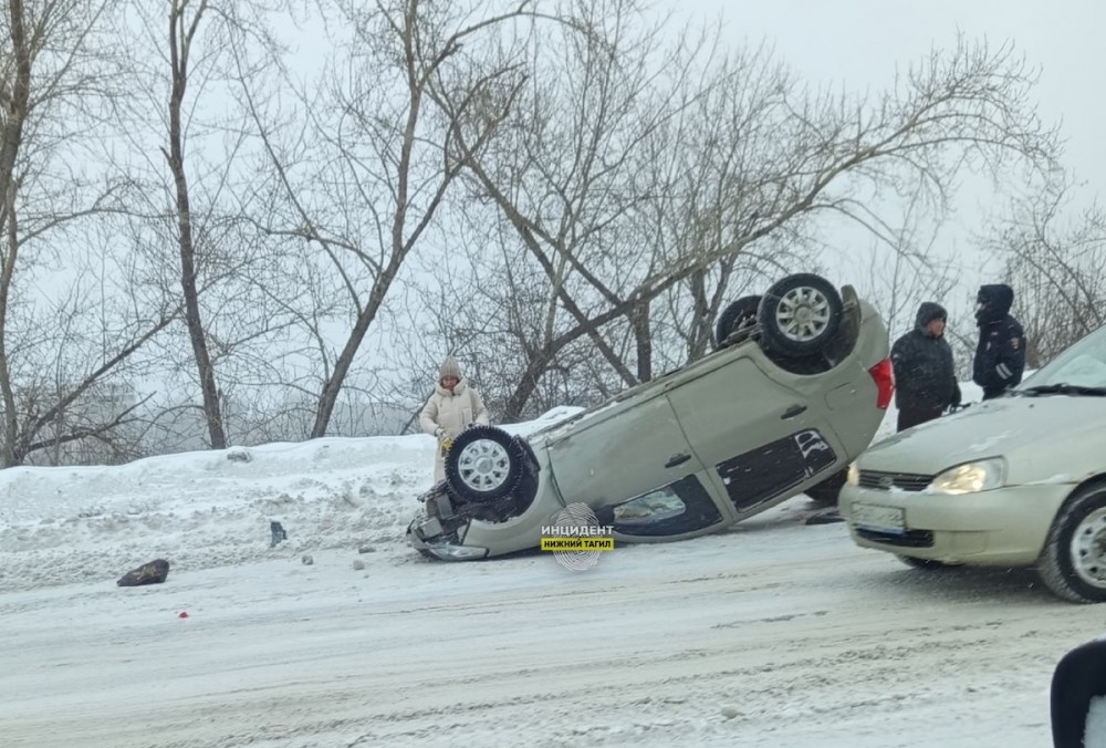 &laquo;Выбросило из колеи&raquo;: легковушка перевернулась на крышу в Тагиле (видео)
