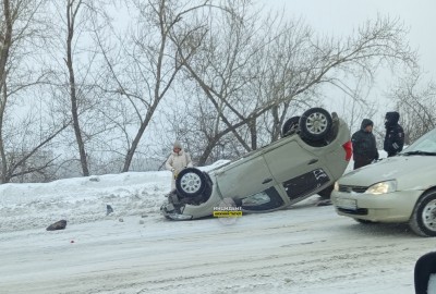 &laquo;Выбросило из колеи&raquo;: легковушка перевернулась на крышу в Тагиле (видео)