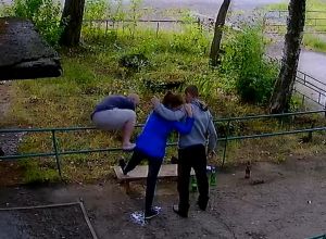 «По согласию жертвы»: в Нижнем Тагиле сняли на видео, как пьяные парни ломают ногу девушке