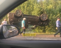 На Серовском тракте большой Lexus улетел в кювет. Его доставали краном (видео)