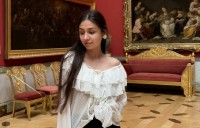 Нетрезвые туристы из Тагила накинулись на девушку у Эрмитажа из-за неславянской внешности: видео