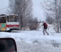 Тагильчанин прославился, прокатившись на сноуборде за трамваем