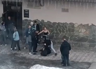 «Всех положили на пол»: в тагильский бар, на который жаловались горожане, нагрянул ОМОН с «Русской общиной»