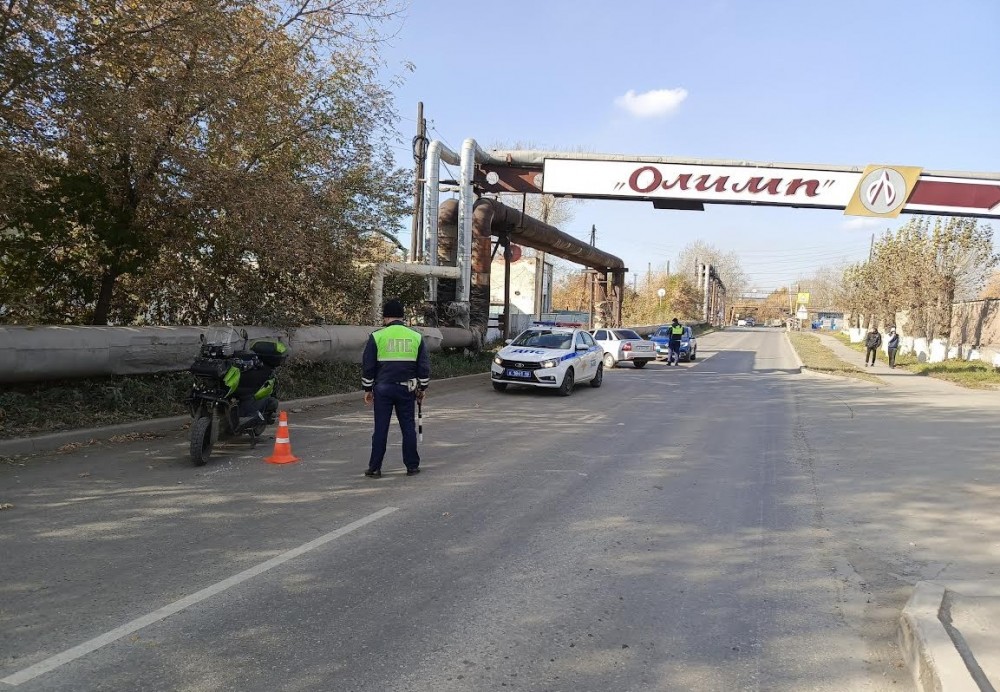 В Нижнем Тагиле скутер влетел в легковушку, которая его не пропустила