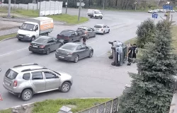 Решил заправиться: появилось видео, как в Тагиле опрокинули легковушку