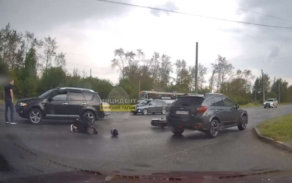 Равнодушие после ДТП с байкером возмутило тагильчан: видео (обновлено)