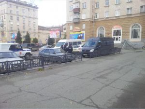 Сотрудники Центральной городской библиотеки испугались автобусов с украинскими номерами. На место прибыли ФСБ и полиция