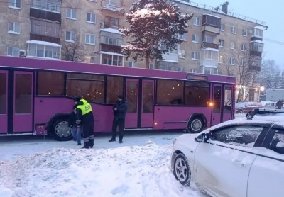 В Нижнем Тагиле парень, выталкивая машину из сугроба, упал под автобус