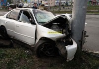 «Летел не меньше 100 км/ч»: в Нижнем Тагиле парень на Honda врезался в столб (фото)