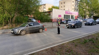 Ребенок на велосипеде неожиданно выехал на дорогу, где его сбила машина