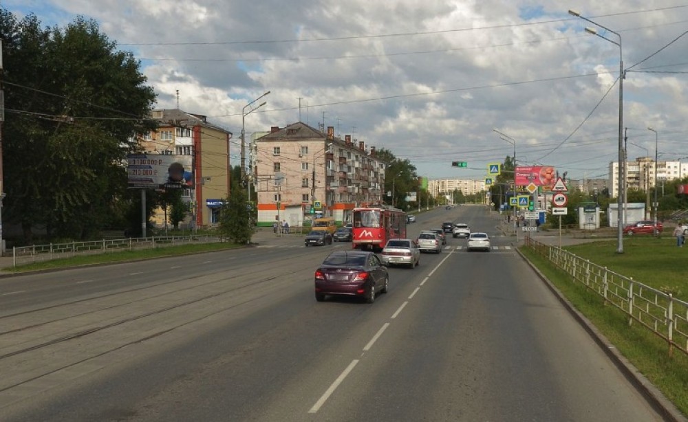 Поворот не с трамвайных путей стал предметом спора автоледи и инспектора. Что решил суд