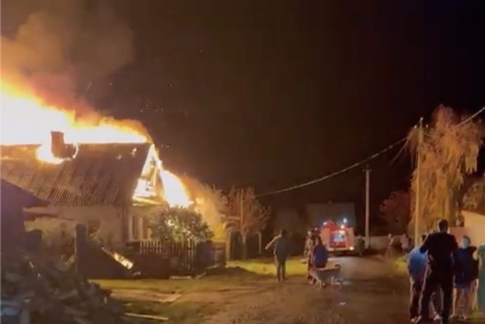 В пригороде Нижнего Тагила произошёл крупный пожар: видео