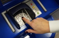 Тагильчанка оформила кредит в банкомате и получила «кредитку» в салоне сотовой связи. Все для мошенников