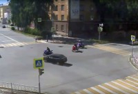 Проскочить на «красный»: в центре Нижнего Тагила «девятка» сбила мотоциклиста (видео)