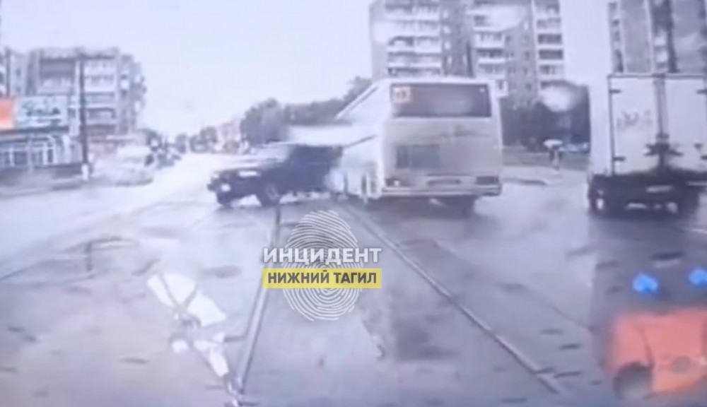В Нижнем Тагиле междугородний автобус столкнулся с внедорожником: видео момента ДТП