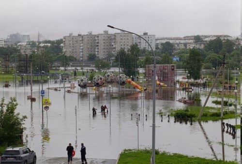 Паводок в центре Тагила: мост закрыли, зону перекрытия расширили, «Народный» ушел под воду