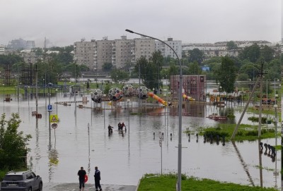 Паводок в центре Тагила: мост закрыли, зону перекрытия расширили, &laquo;Народный&raquo; ушел под воду