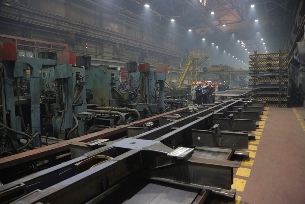 Свердловским заводам нужны тысячи рабочих