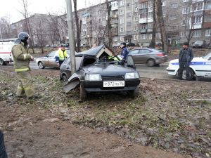 На улице Серова в столб въехала ВАЗовская «девятка»