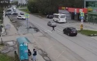 Появилось видео, как насмерть сбили ребёнка, который бежал к маме