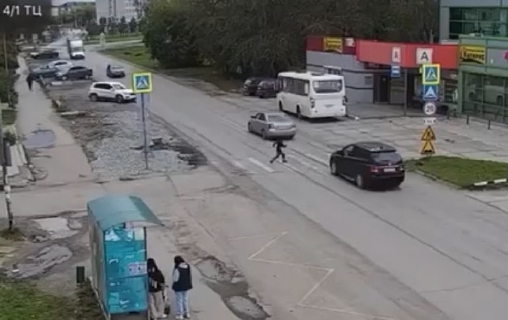 Появилось видео, как насмерть сбили ребёнка, который бежал к маме