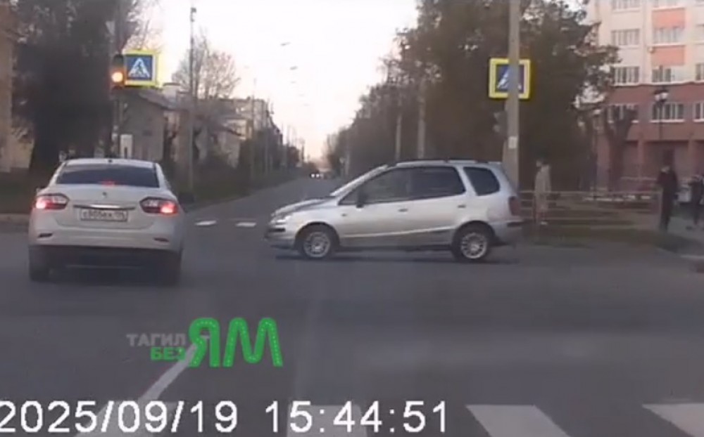 Один на жёлтый и по «встречке», другой на красный: появилось видео ДТП, которое закончилось родами