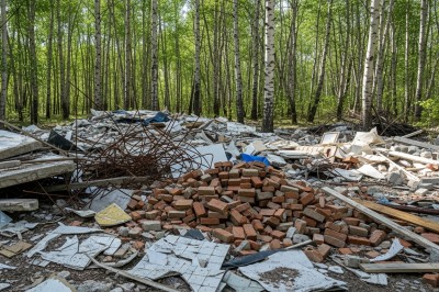 Жители Нижнего Тагила вынуждены вывозить строительный мусор в соседние города