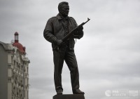 На памятнике Михаилу Калашникову в Москве обнаружили нацистский немецкий автомат. Скульптор объяснил, что взял изображение «из интернета»