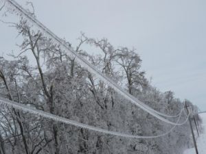 Мокрый снег с дождём оставили без электричества целую улицу в Нижнем Тагиле, посёлок и две деревни. И без воды – целый район