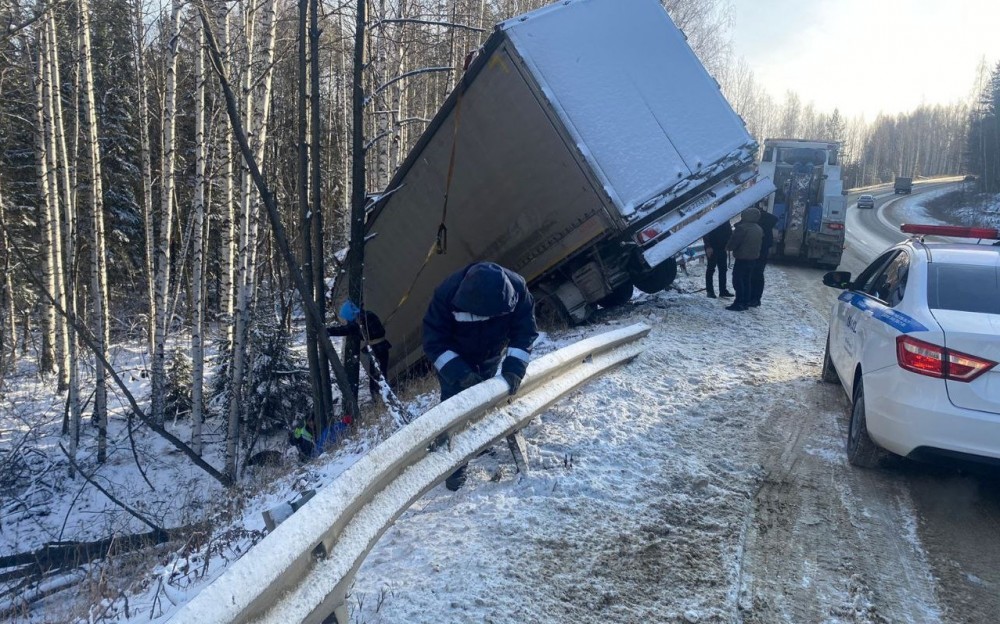 На Серовском тракте фура не вписалась в поворот и вылетела в кювет