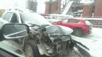 В центре Нижнего Тагила пассажирская ГАЗель на большой скорости снесла две легковушки (видео)