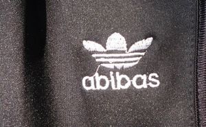 На Тагилстрое продавали поддельную одежду Adidas