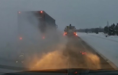 Новая фобия: снежный шлейф от фуры отправил легковушку в кювет (видео)