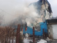 В Нижнем Тагиле сгорели двухэтажный дом, сарай и гараж (фото)