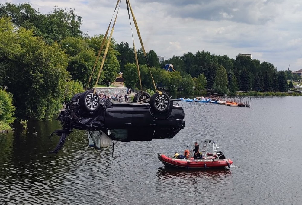 СМИ узнали, кто разбился на Lexus у плотины в Нижнем Тагиле