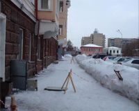 Опасные снежные наросты свисают с крыши здания, которое принадлежит мэрии