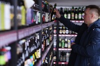 Ограничив продажу алкоголя Куйвашев добился только очередей, где можно заразиться: статистика