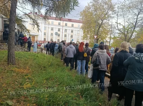 Тагильчане выстроились в огромную очередь к приставам
