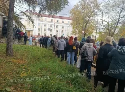 Тагильчане выстроились в огромную очередь к приставам