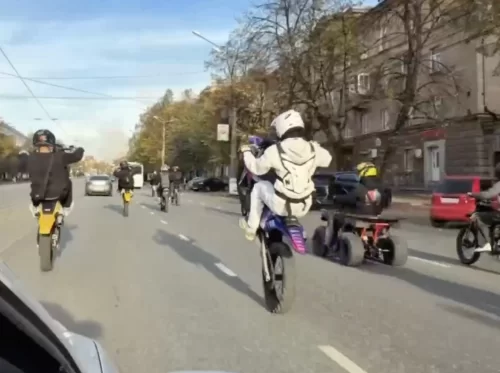 Подростки показали, как гоняли по центру Тагила на одном колесе, а горожане спорят, ругать ли их