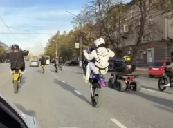 Подростки показали, как гоняли по центру Тагила на одном колесе, а горожане спорят, ругать ли их