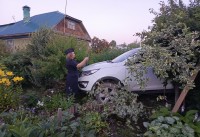 17-летняя девушка за рулём кроссовера сбила женщину с ребёнком: подробности аварии в тагильском саду